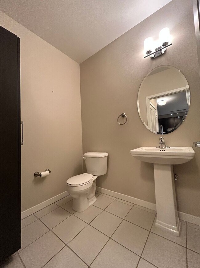 Building Photo - Top floor 2bd 2 bath condo conveniently located in Broomfield!