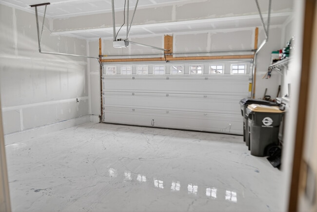 Building Photo - 395 S Pointe Ave