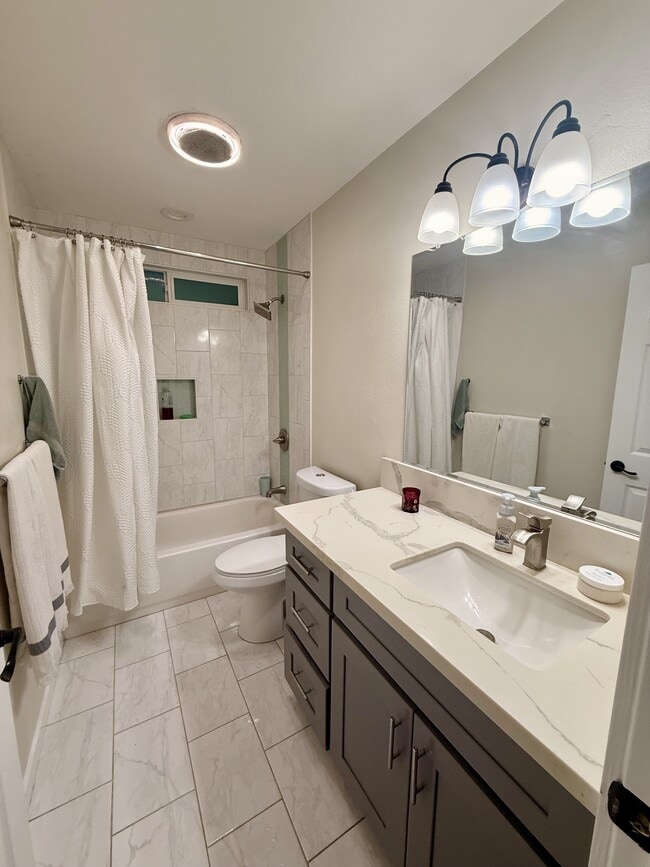 Building Photo - 41-875-875 Kalaniana?ole Hwy