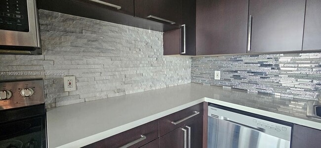 Building Photo - 2025 NE 164th St