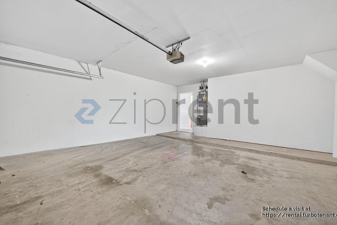 Building Photo - 9100 Warren Dr