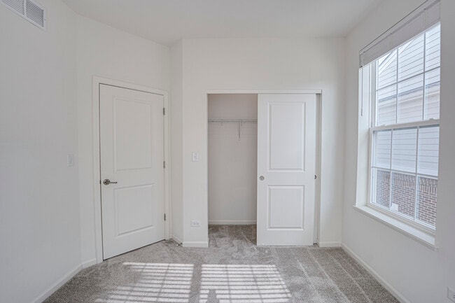Building Photo - 2939 Showplace Dr