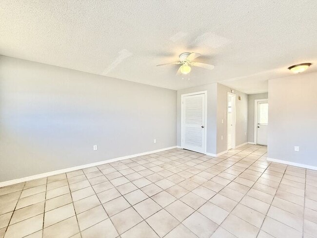 Building Photo - 3401 Palm Dr