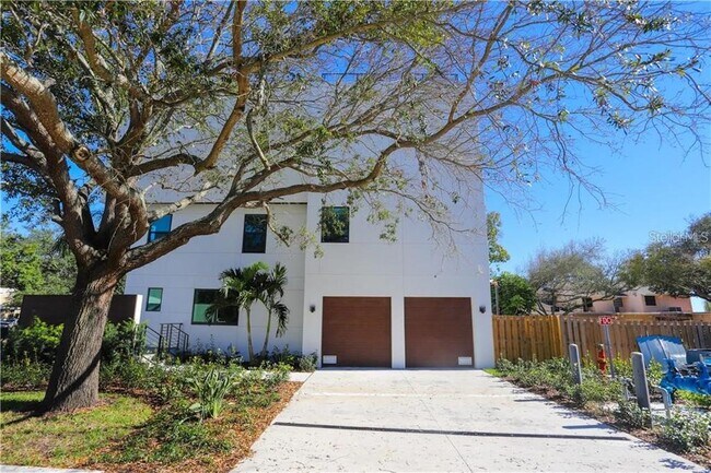 Building Photo - 2814 W Barcelona St