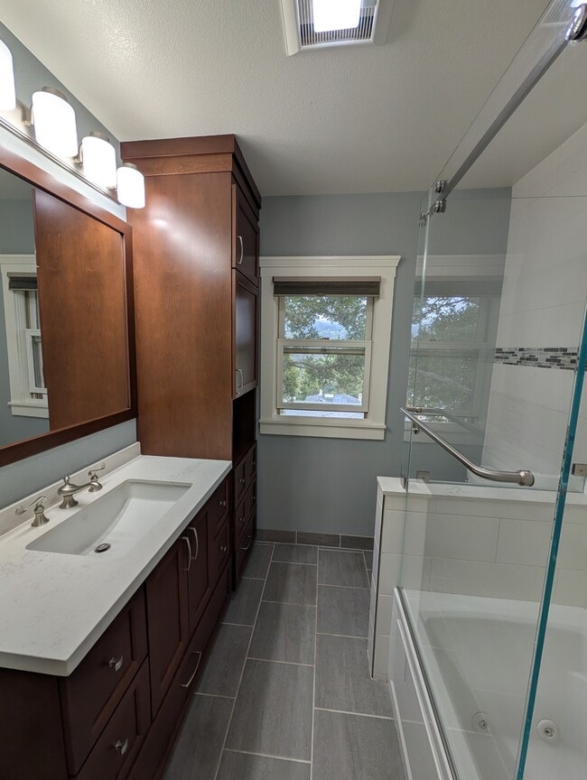 Building Photo - 6688 Estates Dr