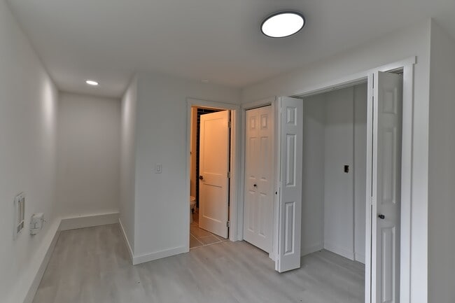 Building Photo - Everett Duplex