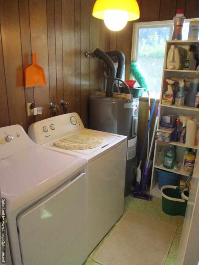 Building Photo - Charming Partially Furnished Waterfront Home in Gig Harbor