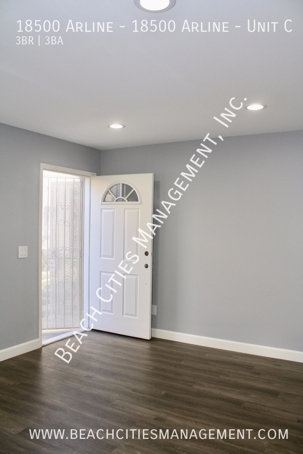 Building Photo - Completely Remodeled 3 Bed, 2 Bath Town Ho...