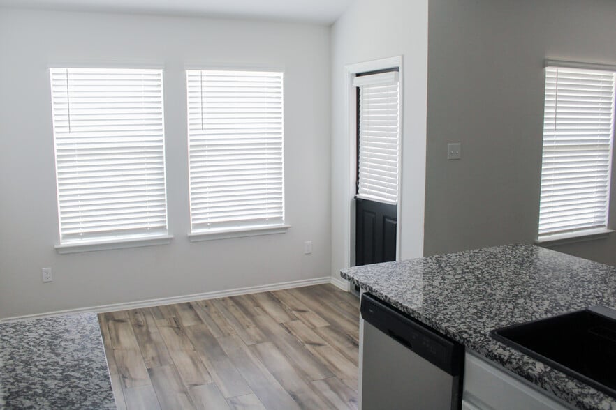 Building Photo - 1013 Velvet Ct