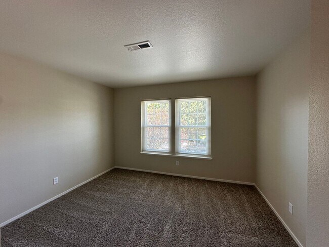 Building Photo - 2-Bedroom Home with Loft in Lakeridge Springs