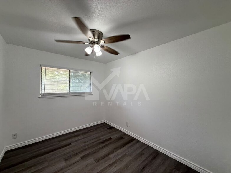 Building Photo - 8007 Lake Forest Dr