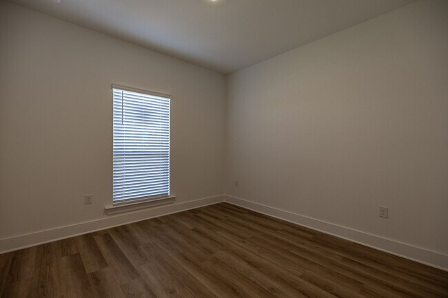 Building Photo - Stunning 5 Bedroom Home in Fairhope, AL! Spacious, Modern, and Move-In Ready!