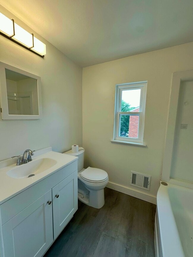 Building Photo - 975 Elizabeth St