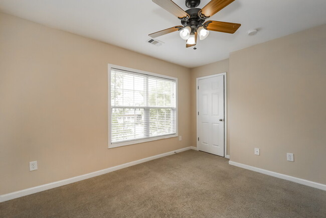 Building Photo - 529 Crestmont Ln