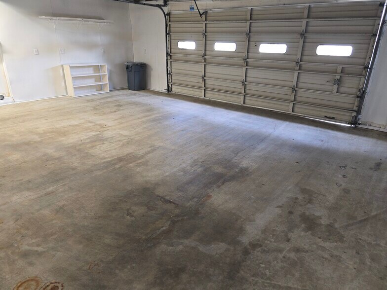 2 car garage - 465 Longmeadow St