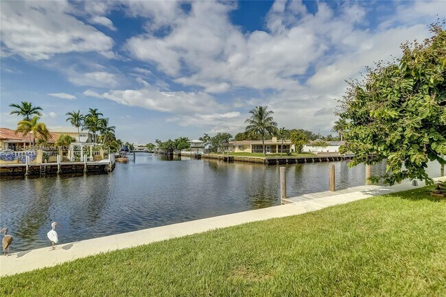 Building Photo - 5721 Bayview Dr