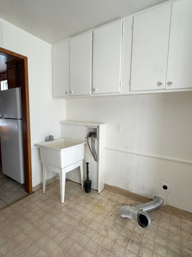 Building Photo - Lovely 3 Bed, 1 Bath with large backyard