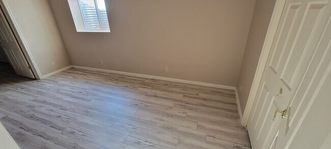 Building Photo - Beautiful house with natural light