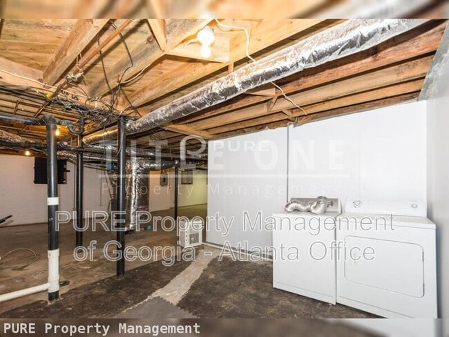 Building Photo - 2435 Woodacres Rd NE