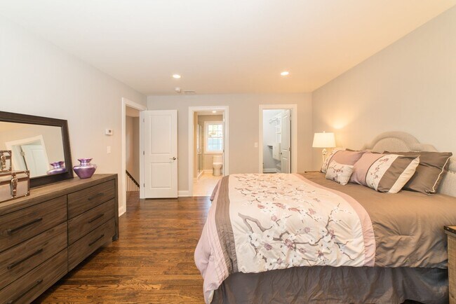 Building Photo - Luxury 3-Bed/1.5 Bath East Rock Condo Avai...