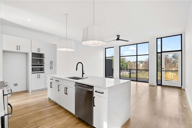 Building Photo - 816 Berne St SE