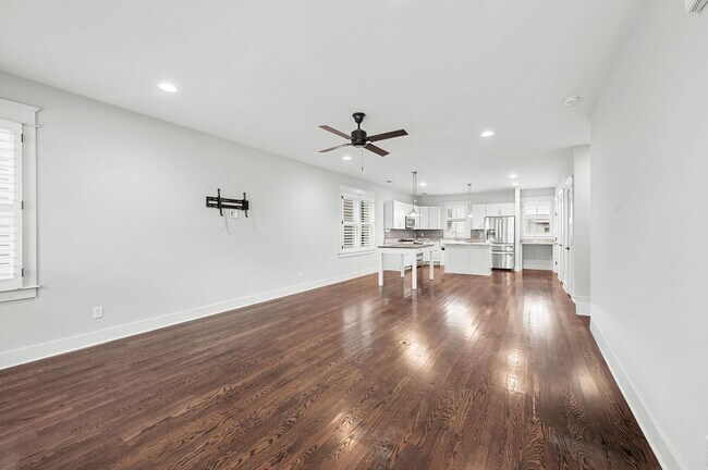 Building Photo - Awesome 3BR/3.5BA Craftsman Cottage in Che...