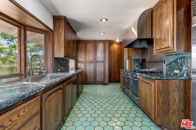 Building Photo - 9354 Claircrest Dr