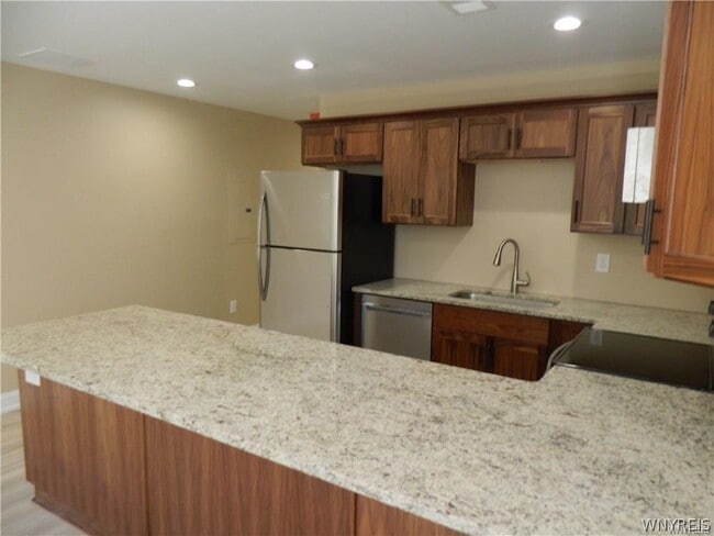 Building Photo - 417 Center St