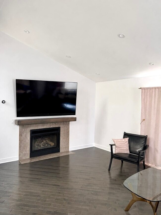Building Photo - 600 Le Parc Cir