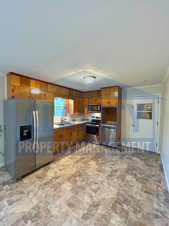 Building Photo - Three bedroom home w/ lots of storage!