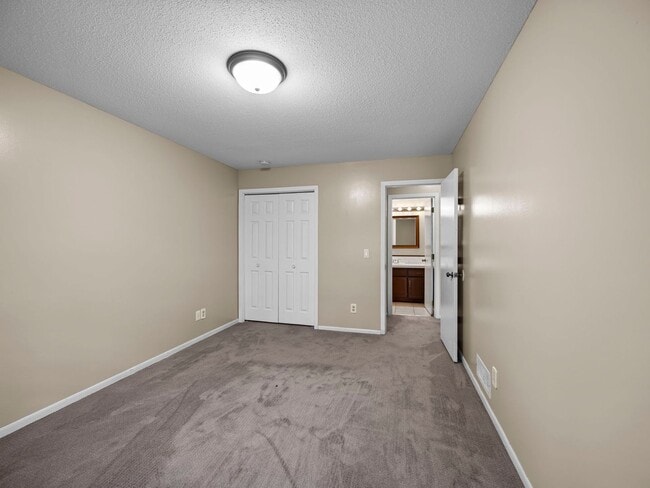 Building Photo - 3 Bedroom Golden Valley Home