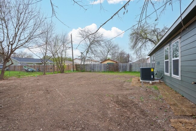Building Photo - 1143 Magnolia St