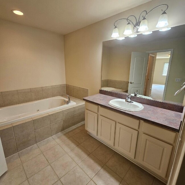 Building Photo - 3 Bedroom, 2.5 Bath Condo, Kitchen with St...