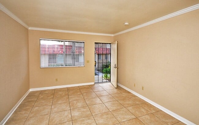 Building Photo - Charming 2BR Condo with Nice Patio and 1 Car Garage!!!