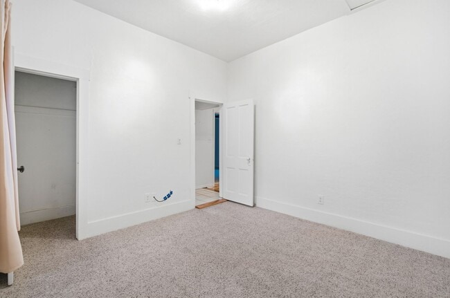 Building Photo - Charming house for rent, with laundry machines included and fenced yard.