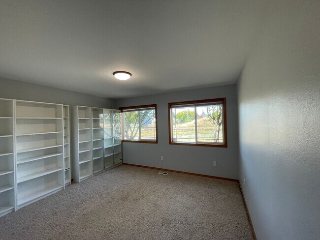 Building Photo - Spacious 5BR / 3BA Beacon Hill Home – 2,21...
