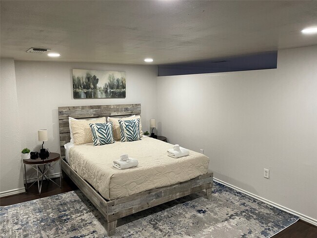 Building Photo - 2118 The Strand