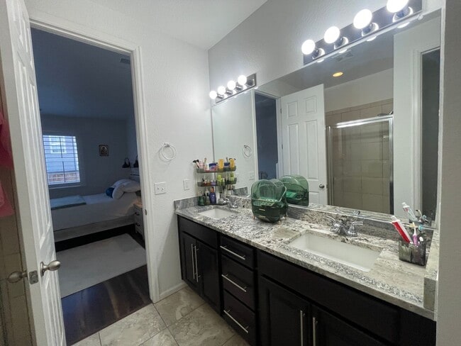 Building Photo - Beautiful Fully Furnished Home