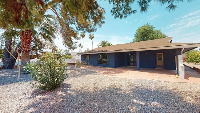 Building Photo - 3 bedroom 2 bath home situated on the Golf Course!