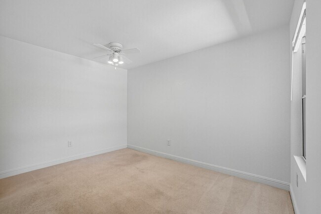 Building Photo - Beautifully maintained 1-story condo in Resort Style Community!