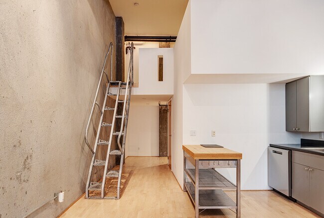 Building Photo - 461 2nd St