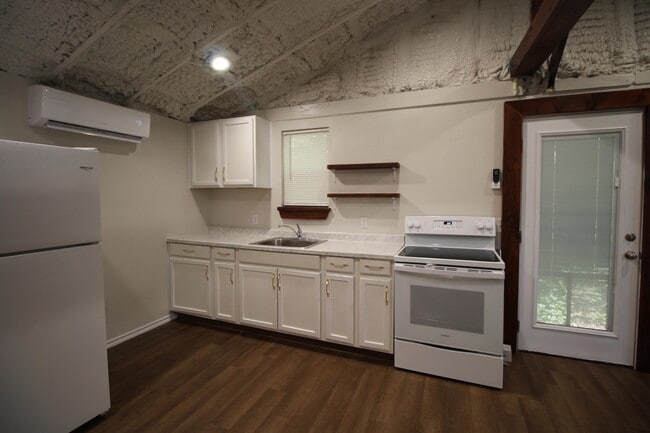 Building Photo - 213 N Waldrip St