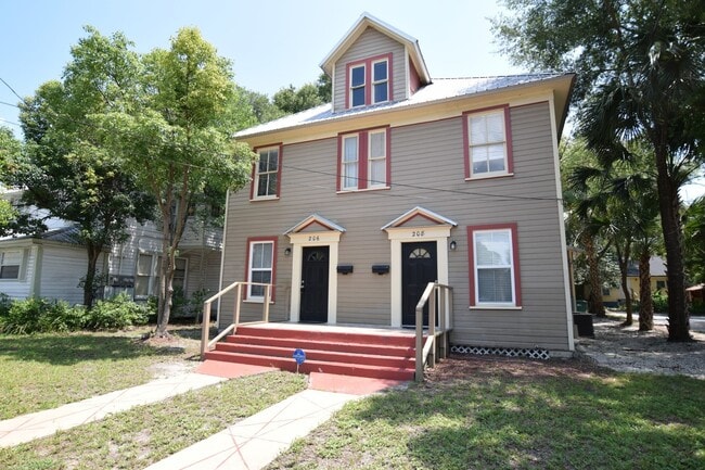 Building Photo - Charming 3 Bed 1.5 Bath Town Home for Rent...