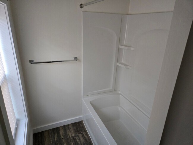 Building Photo - 3 Bedroom 1 Bathroom Townhouse