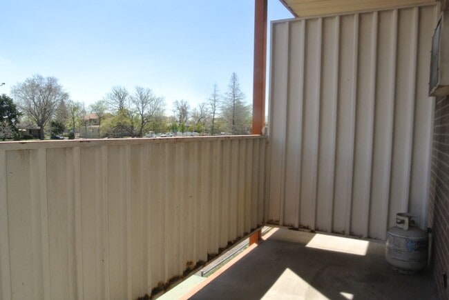 Building Photo - Online for roommate application only