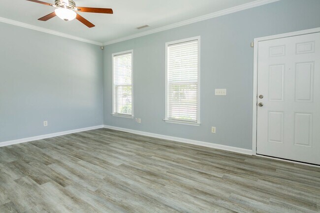Building Photo - Peaceful 3-Bed, 2-Bath End Unit Townhome in Powell Place