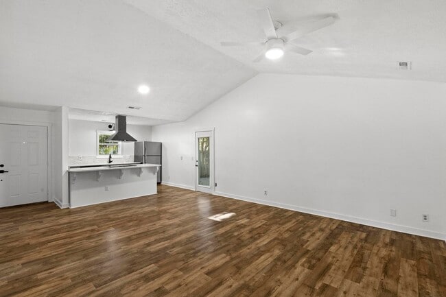 Building Photo - 3 Bedroom Home in Wilmington with a fenced yard and garage!