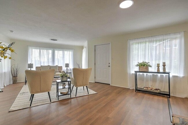 Building Photo - Renovated 3–4 Bedroom Home for Rent | 2,700+ Sq Ft | Bristol TN