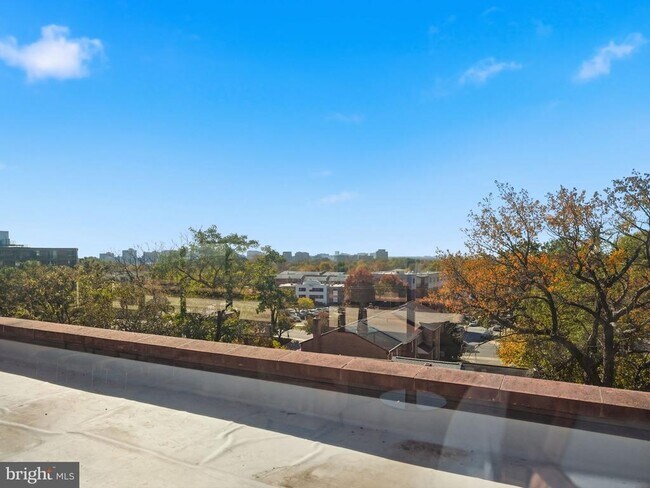 Building Photo - 4390 Lorcom Ln