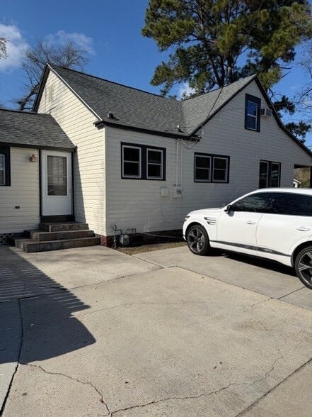 Side House w/ Driveway - 102 Hickory St